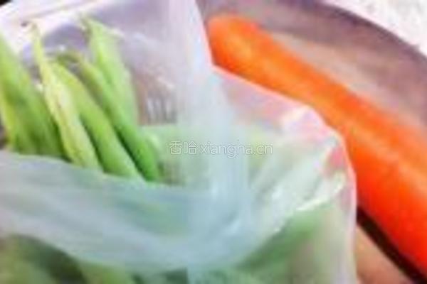 胡萝卜烩四季豆的做法图解1