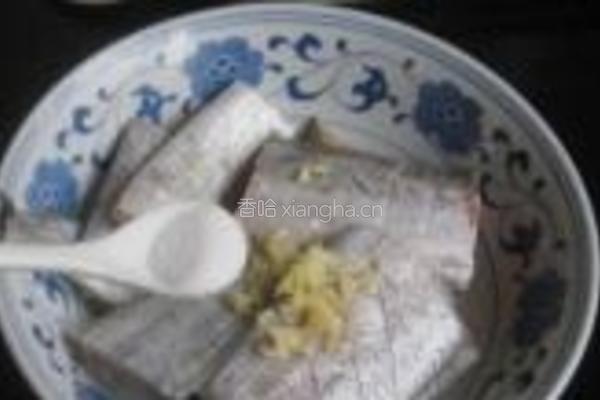 辣味蒜子带鱼的做法图解3
