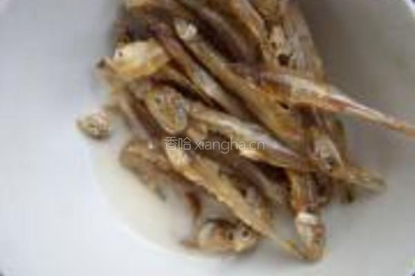 鱼干小炒水晶皮的做法图解3