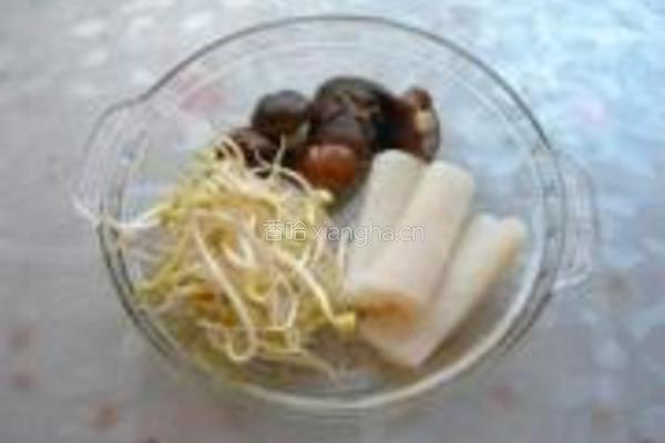 香菇鳕鱼豆芽汤的做法图解1