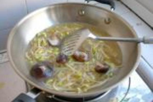 香菇鳕鱼豆芽汤的做法图解7