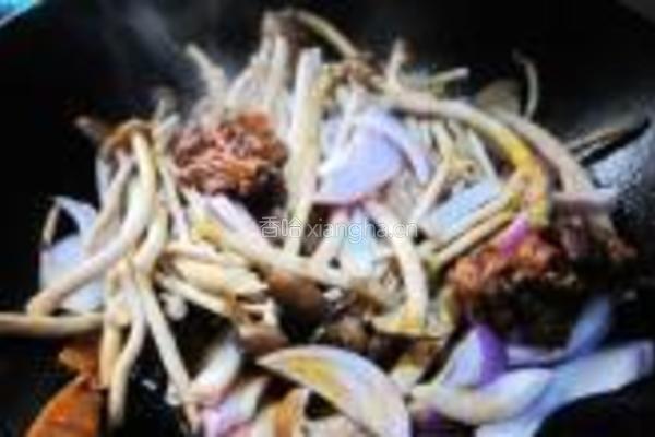 干锅鸭腿茶树菇的做法图解5