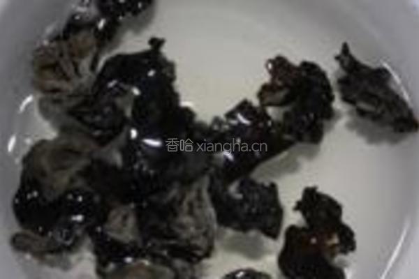 木耳炝荷兰豆的做法图解1