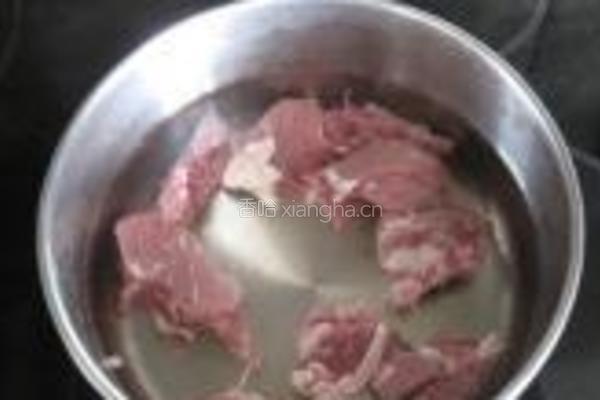 蘑菇焖牛肉的做法图解1