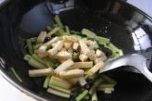芹菜炒豆腐的做法图解5