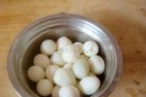 红烧圣女果鹌鹑蛋的做法图解2