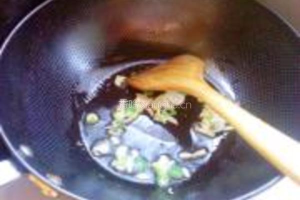 蒜香酱肉烧茄子的做法图解2