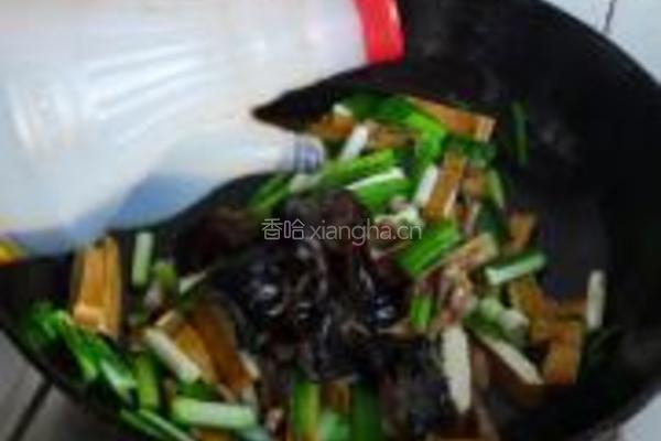 蒜苗香干肉的做法图解10