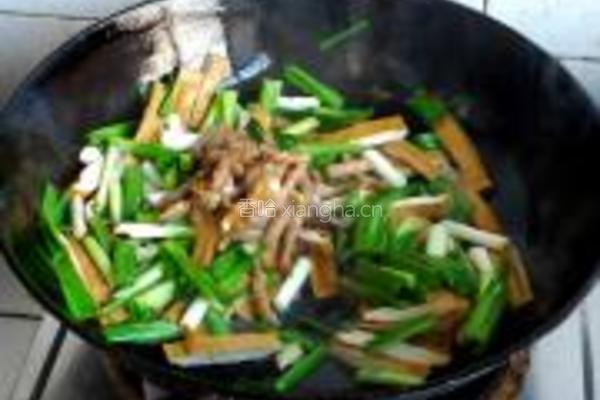 蒜苗香干肉的做法图解8