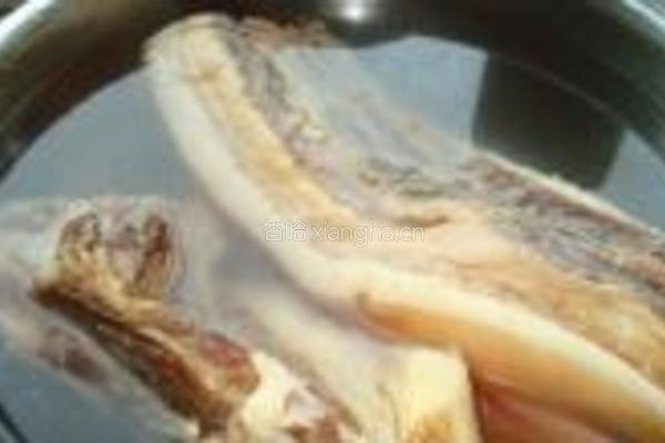青萝卜炖腊肉的做法图解2