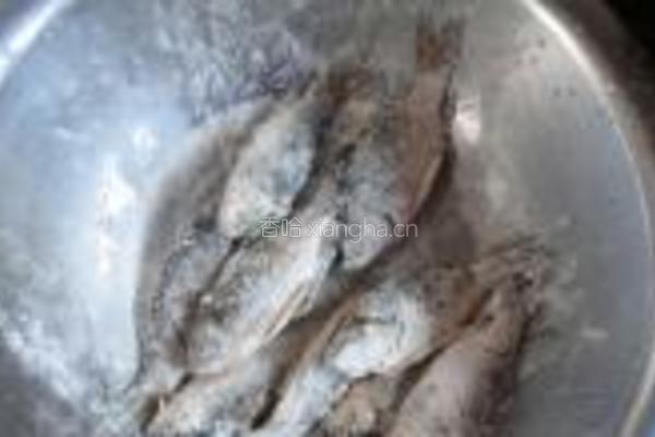 木耳烧鲫鱼的做法图解3