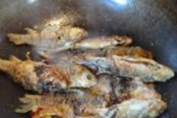 木耳烧鲫鱼的做法图解7