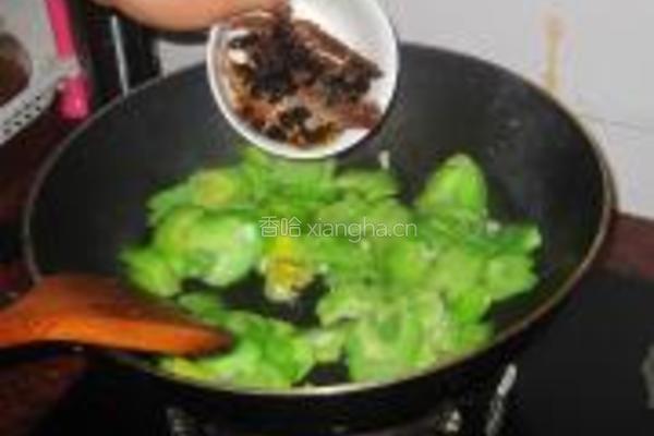 豆豉鲮鱼炒苦瓜的做法图解7