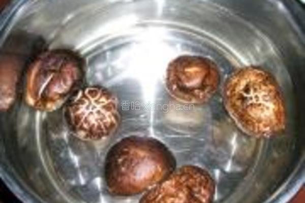 香菇鸡腿竹荪汤的做法图解2