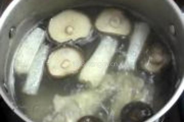 香菇鸡腿竹荪汤的做法图解7