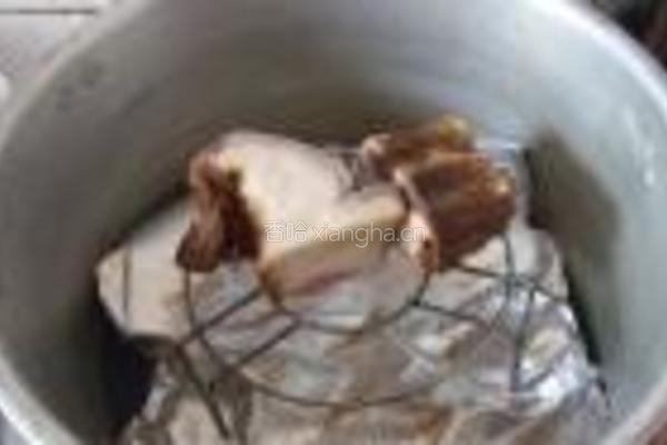 红椒四季豆炒腊肉的做法图解2