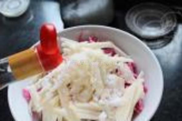 酸甜萝卜梨丝的做法图解3