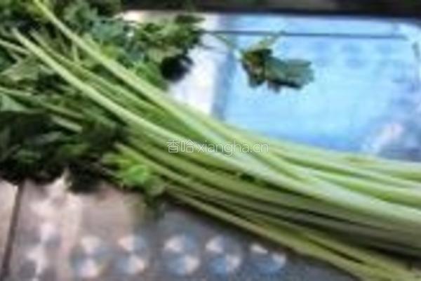 三丝炒芹菜的做法图解3