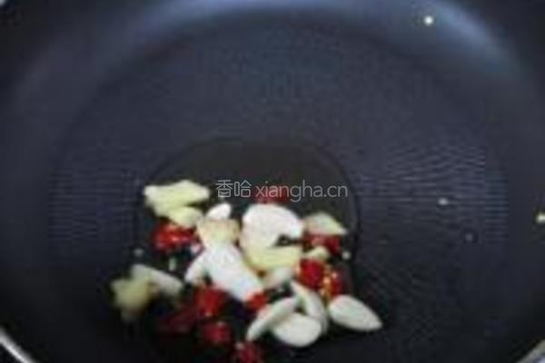 蒜香辣味蚕豆米的做法图解1