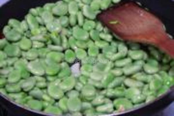 蒜香辣味蚕豆米的做法图解2