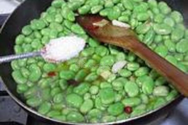 蒜香辣味蚕豆米的做法图解3