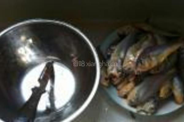 荠菜黄鱼春卷的做法图解1