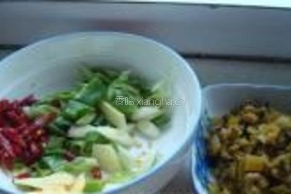 酸菜大茴焖的做法图解3