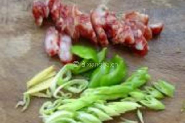 卷心菜炒腊肠的做法图解2