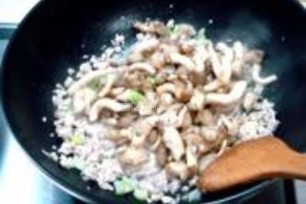 鸡腿菇炒芽豆的做法图解4