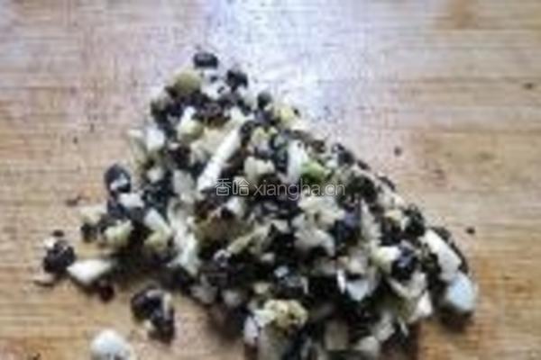 蒜头豆豉蒸黄骨鱼的做法图解1