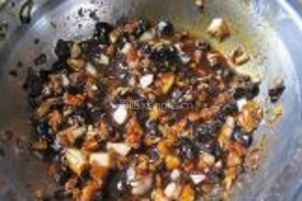 蒜头豆豉蒸黄骨鱼的做法图解2