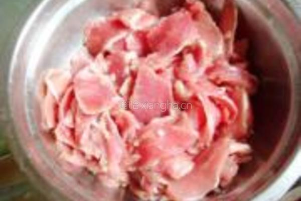 蒜爆羊肉的做法图解2