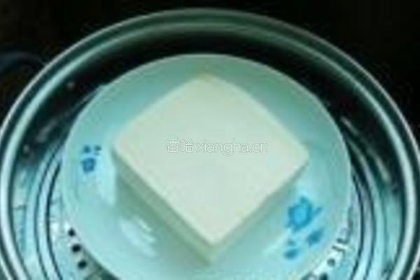 自制鸡精拌小葱豆腐的做法图解1