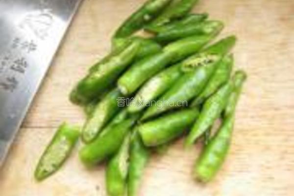 银鱼干炒绿椒的做法图解1