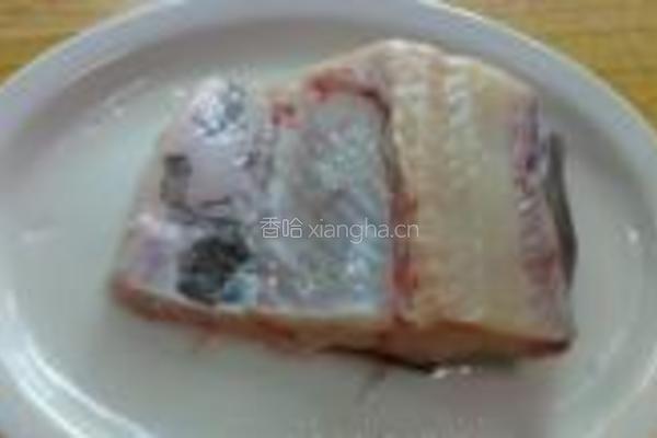 紫苏叶煎焗大海鲩的做法图解1
