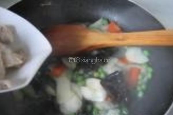 荸荠黑木耳炒肉片的做法图解7