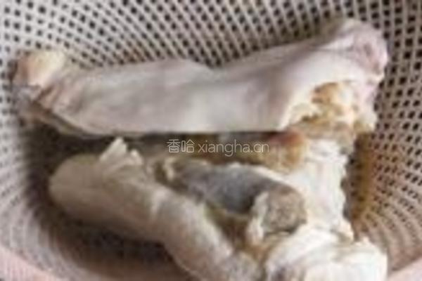 咸猪头肉炖黄豆的做法图解1