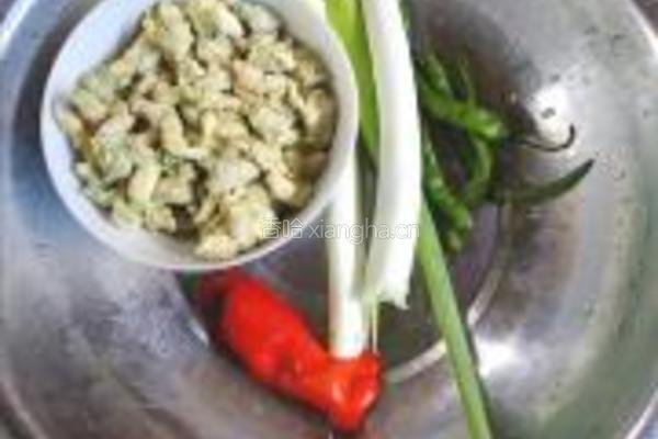 大葱炒豆丹的做法图解1