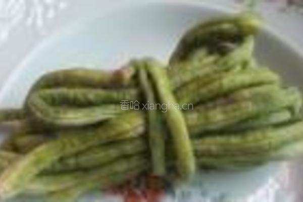 腌豆角炒熏鸭腿的做法图解3