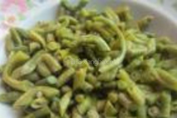 腌豆角炒熏鸭腿的做法图解4