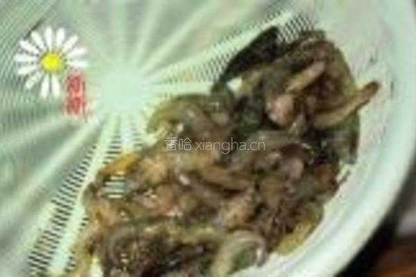 白灼河虾的做法图解1