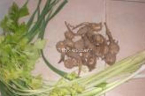 蒜苗芹菜炒慈菇的做法图解1