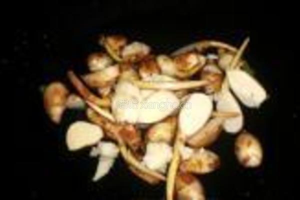 蒜苗芹菜炒慈菇的做法图解3