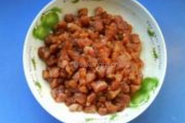 毛豆炒香菇肉丁的做法图解3