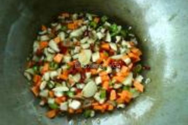 毛豆炒香菇肉丁的做法图解7