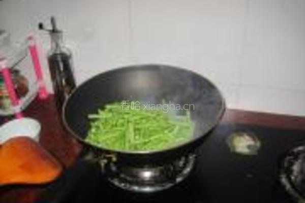 橄榄菜炒豆角的做法图解3