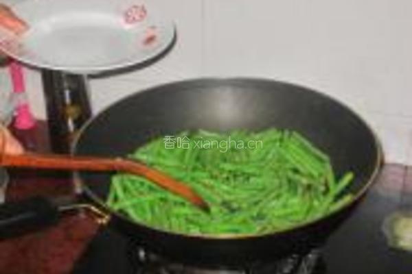 橄榄菜炒豆角的做法图解5