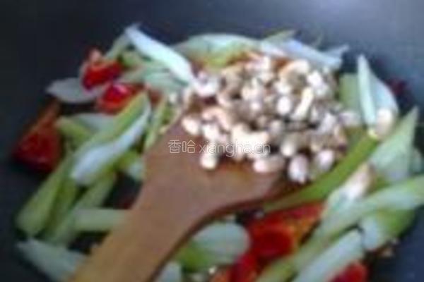 腰果炒芹菜的做法图解6