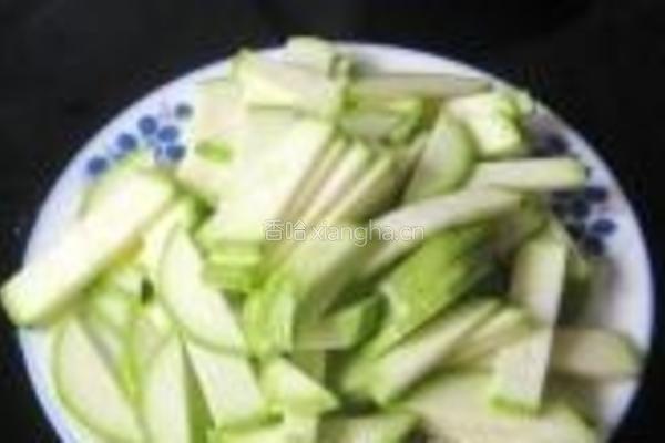西葫芦炒烤鸭肉的做法图解2