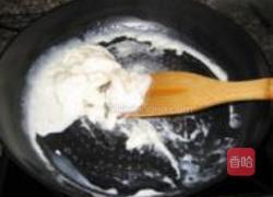 蜜豆蛋清炒牛奶的做法图解4